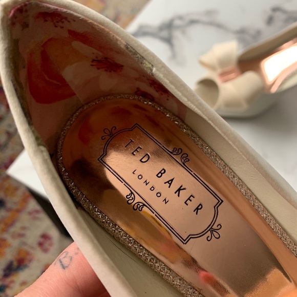 Ted Baker White, Bow Heels - Picture 3 of 6